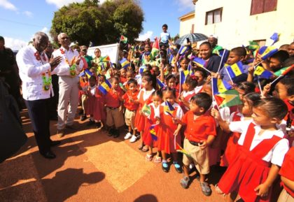 President David Granger, Barbados Prime Minister Freundel Stuart and the visiting delegation received a warm welcome at the Lethem airstrip by school children of Upper Takutu-Upper Essequibo, who were waving the flags of Guyana and Barbados 
