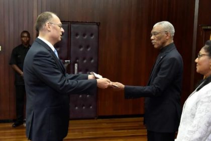 Ambassador Kim Højlund Christensen presents his Letters of Credence to President David Granger at the Ministry of the Presidency  