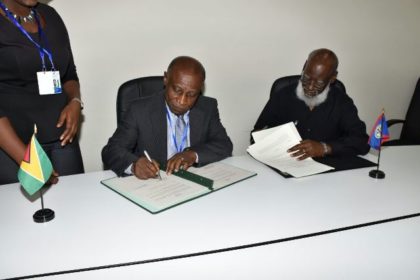 Guyana and Belize Foreign Affairs Ministers signing the agreement on trade and other matters