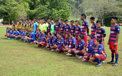 The Kamarang (burgundy and blue) and Waramadong (yellow and blue) male and female football teams, along with the match officials.