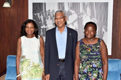 President David Granger flanked by Ms. Elsa Blackman (left) and Ms. Wannetta Phillips at the Ministry of the Presidency, this morning